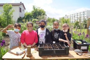 activité jardinage pour les enfants centre social Pierre COT