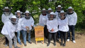 CAPa Adultes à côté de la ruche